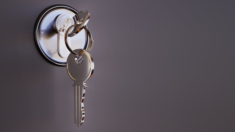 Schlüssel in einem Tür-Zusatzschloss