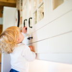 Kindersicherung_Schrank_Kind