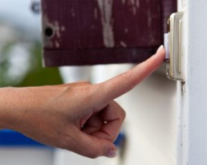 Finger drückt auf Klingel