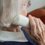 eine Seniorin telefoniert