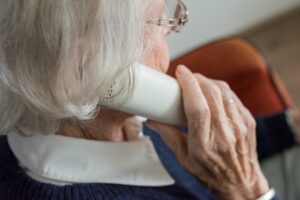 eine Seniorin telefoniert
