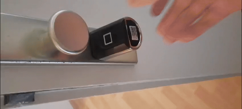 Darstellung der Entrieglung mit Fingerabdruck.