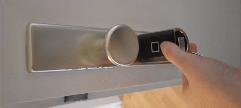 Darstellung der Entriegelung mit RFID-Karte.