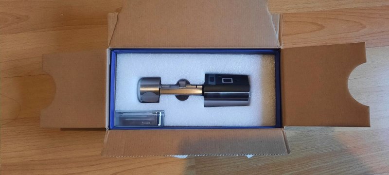 Geöffnete Verpackung des Smart Lock Systems.